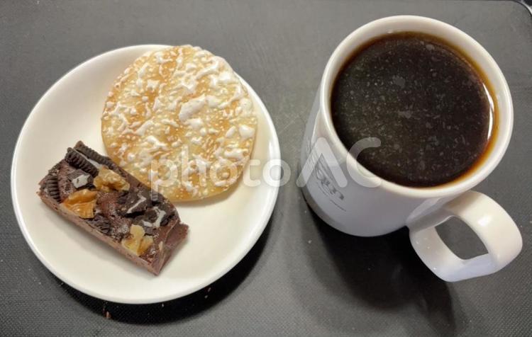 珈琲とせんべい雪の宿と手作りブラウニー コーヒータイム,コーヒーブレイク,コーヒーの写真素材