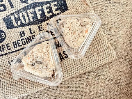 三角おにぎり 三角,おにぎり,ごはんの写真素材