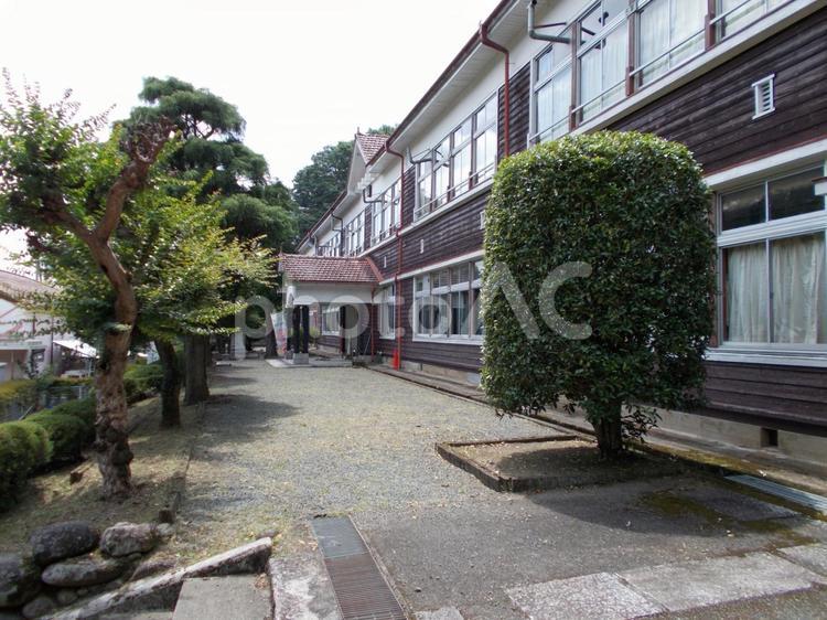 レトロな木造校舎「花輪小学校」群馬県 花輪小学校,木造校舎,廃校の写真素材