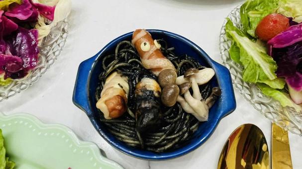 ハロウィンパーティーの家ごはん ハロウィンパーティーの家ごはん イカ墨,パスタ,ミイラの写真素材