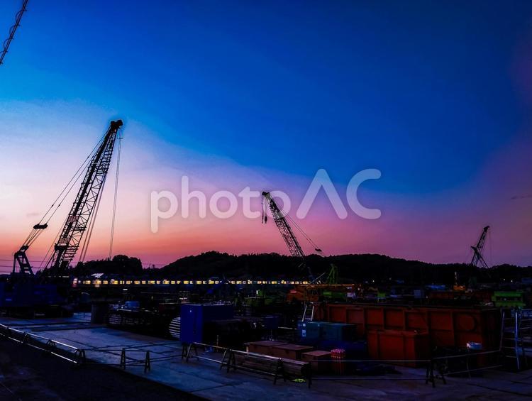 工事現場とローカル線の夕暮れ 工事現場,マジックアワー,鉄道の写真素材