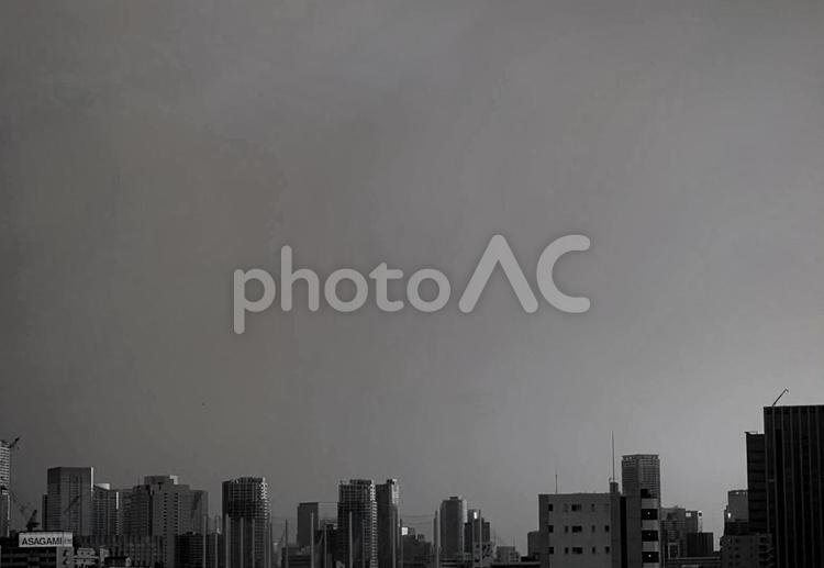 都会の空と街　モノクロ　 空,そら,雲の写真素材