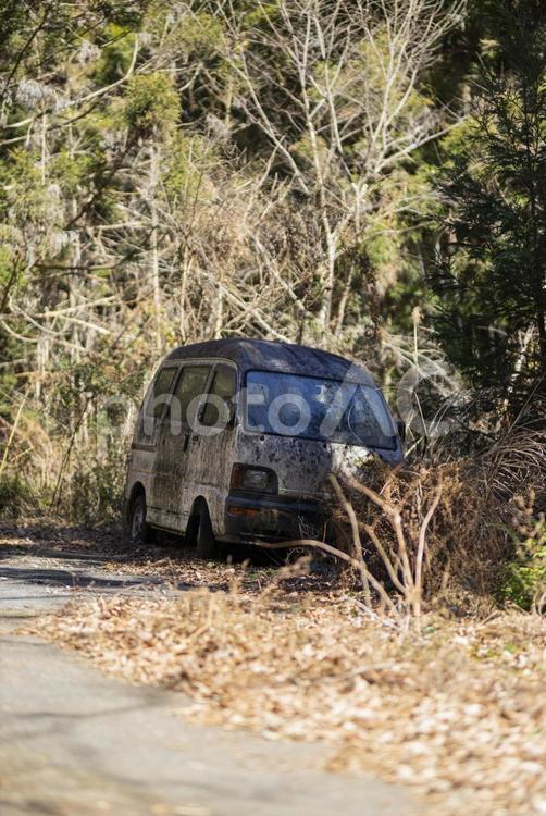 山中に放置されたバン 放置車両,バン,軽バンの写真素材