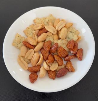 小粒あられとミックスナッツ 小粒あられとミックスナッツの写真