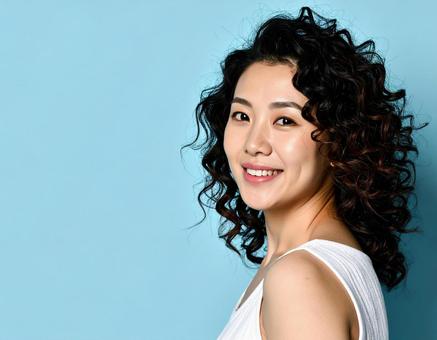 美容系の女性モデル 笑顔 青背景2 美容系の女性モデル 笑顔 青背景2の写真