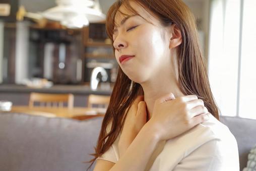 肩こりが辛そうな女性 肩こり,首こり,首の痛みの写真素材