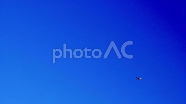  青空を飛ぶ飛行機 飛行機,航跡,細長いの写真素材