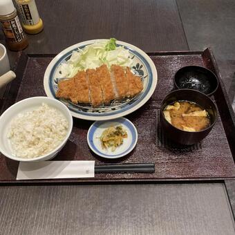 とんかつ定食、角切り とんかつ,揚げ物,味噌汁の写真素材
