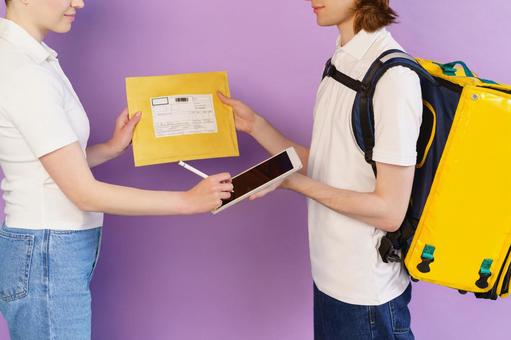 受取サインを貰う配達員の男性 配達,デリバリー,配送の写真素材