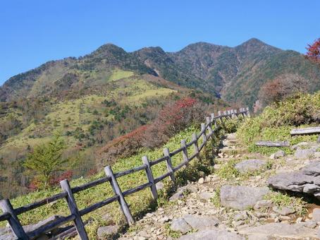 秋の霧降高原丸山から赤薙山方面 秋の霧降高原丸山から赤薙山方面 霧降高原,ハイキング,高原の写真素材