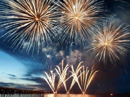夏の打ち上げ花火・海の写真