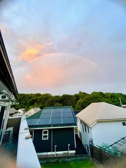 梅雨の雨上がり 夕焼けと虹と空の風景 梅雨の雨上がり 夕焼けと虹と空の風景の写真