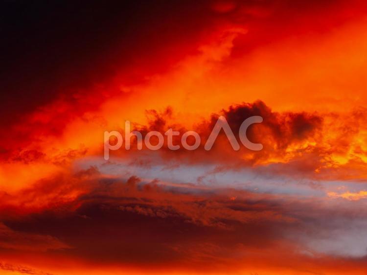 燃えるような赤色の朝焼けの空 真っ赤,輝く,朝焼けの写真素材