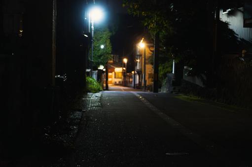 街灯の光に照らされた夜の静かな小道 夜景,夜,夜道の写真素材