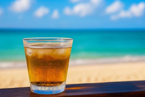 沖縄の海辺で飲む冷たいお茶 沖縄の海辺で飲む冷たいお茶の写真
