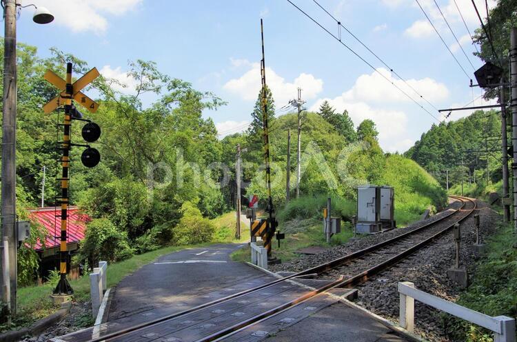 夏の田舎の踏切・単線 ローカル線,踏切,田舎の写真素材