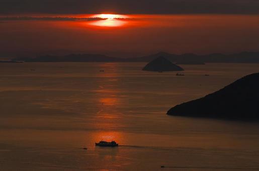 夕陽に照らされて 夕焼け,夕陽,瀬戸内海の写真素材