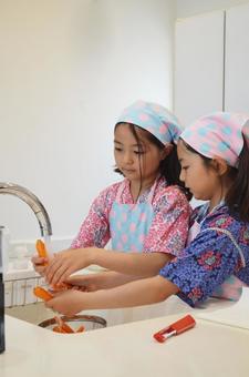 にんじんの下ごしらえをする女の子 にんじんの下ごしらえをする女の子 料理,子供,家庭科の写真素材