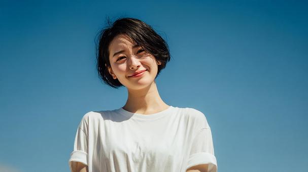 青空と笑顔の日本人女性 青空と笑顔の日本人女性の写真
