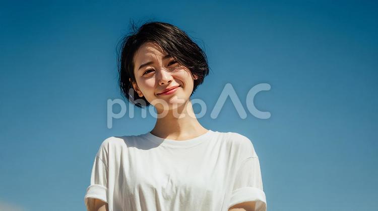 青空と笑顔の日本人女性 女性,日本人,笑顔の写真素材