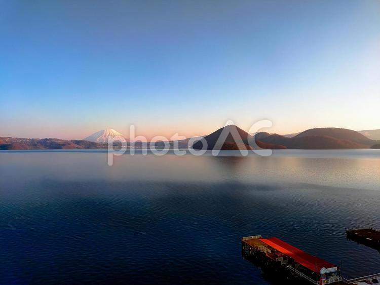 洞爺湖の朝日 洞爺湖,羊蹄山,朝焼けの写真素材