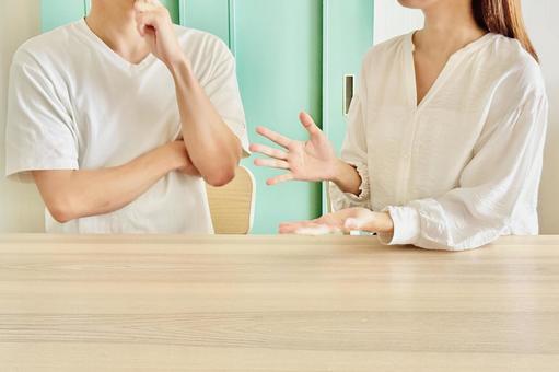真剣な話し合いをする若い男女 真剣な話し合いをする若い男女の写真