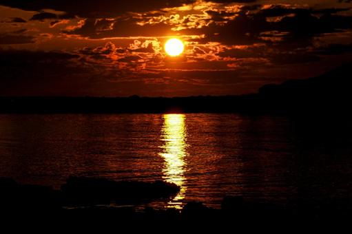 <素材>秋の海に沈む夕日 <素材>秋の海に沈む夕日の写真