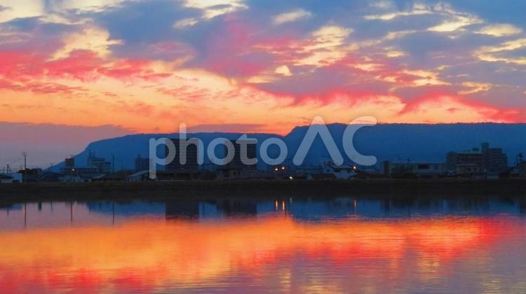 ６月下旬の池の朝焼け 背景,朝焼け,黄昏の写真素材