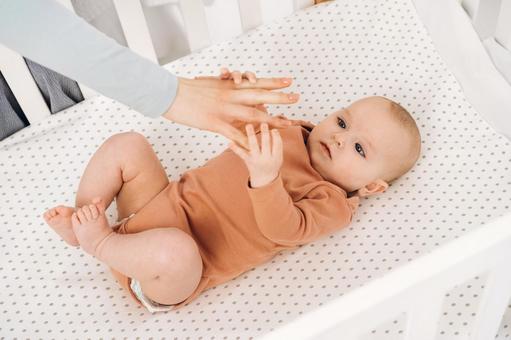 大人の指が気になる真顔の赤ちゃん 赤ちゃん,かわいい,仰向けの写真素材
