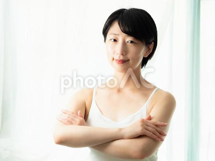 04：朝の光の中の女性 女性,人物,日本人の写真素材