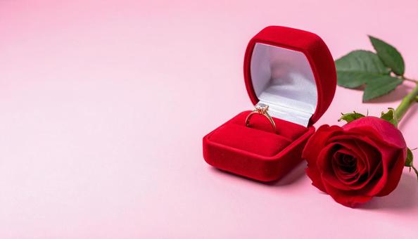 赤いバラのフラワーボックスと婚約指輪の写真