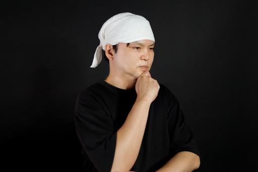 考える若い男性 考える若い男性の写真