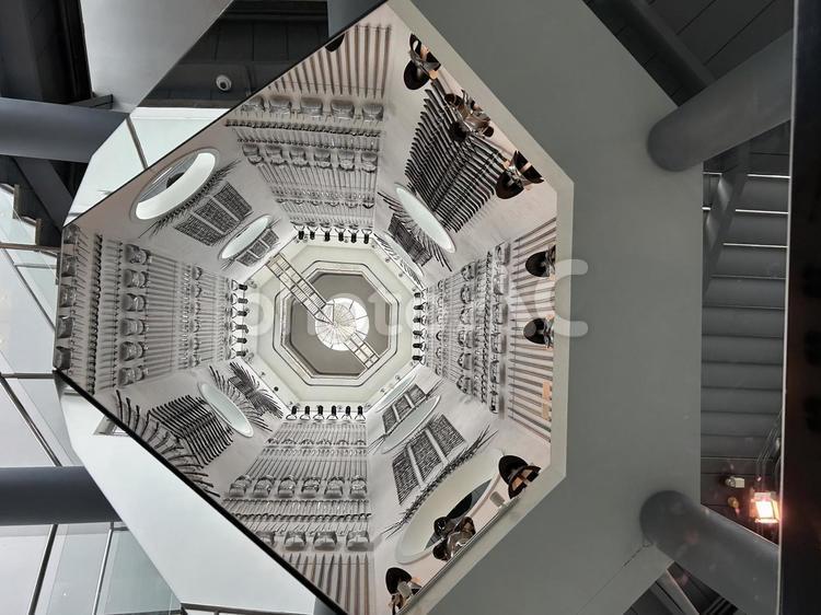 王立武具博物館　吹き抜け イギリス,リーズ,ミュージアムの写真素材