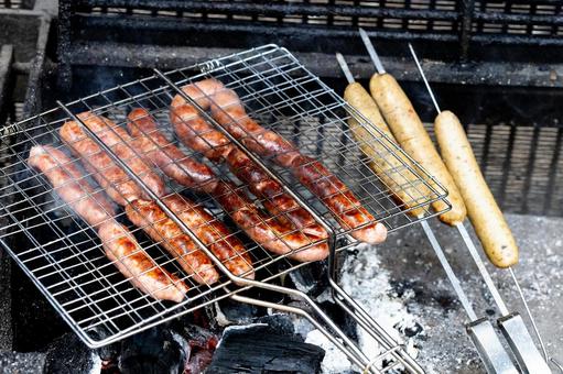 網に挟まれ焼かれる焼き目のついたソーセージ ソーセージ,焼く,バーベキューの写真素材