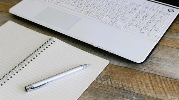 リングノートとパソコン ビジネスイメージ リングノートとパソコン ビジネスイメージ ビジネスイメージ,デスクワーク,ワークスペースの写真素材