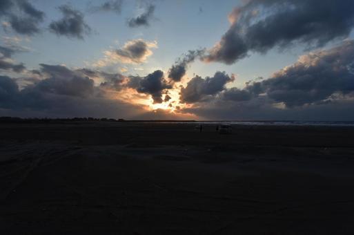 砂浜と夕陽 砂浜,砂丘,夕陽の写真素材