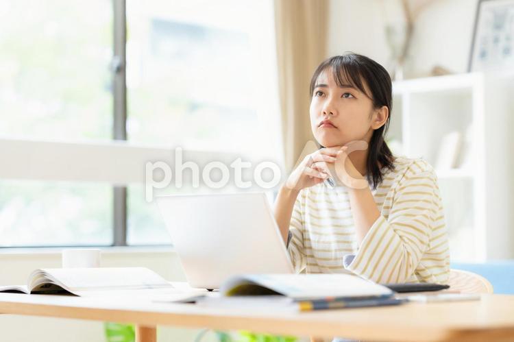 リビングで勉強をする大学生の女性 教育,勉強,女性の写真素材