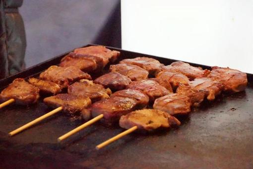 屋台の串焼き肉 屋台の串焼き肉の写真