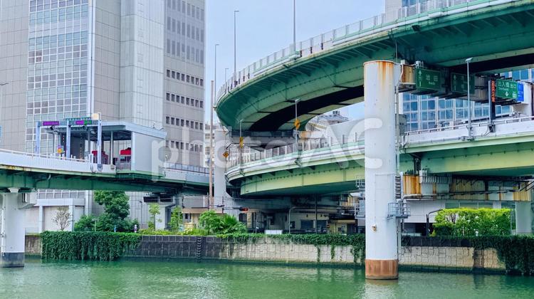 高速道路が横切る川沿いのビル群 ビル,ビル群,高層の写真素材