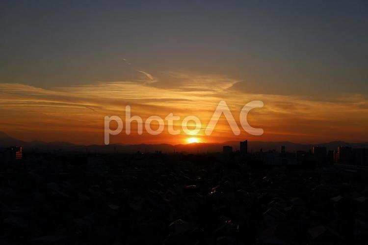 夕日の沈む空　夕焼け雲 夕日,夕暮れ,夕焼けの写真素材
