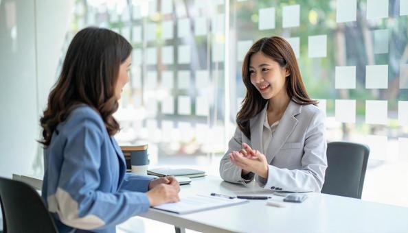 保険の案内をする女性の保険外交員の写真