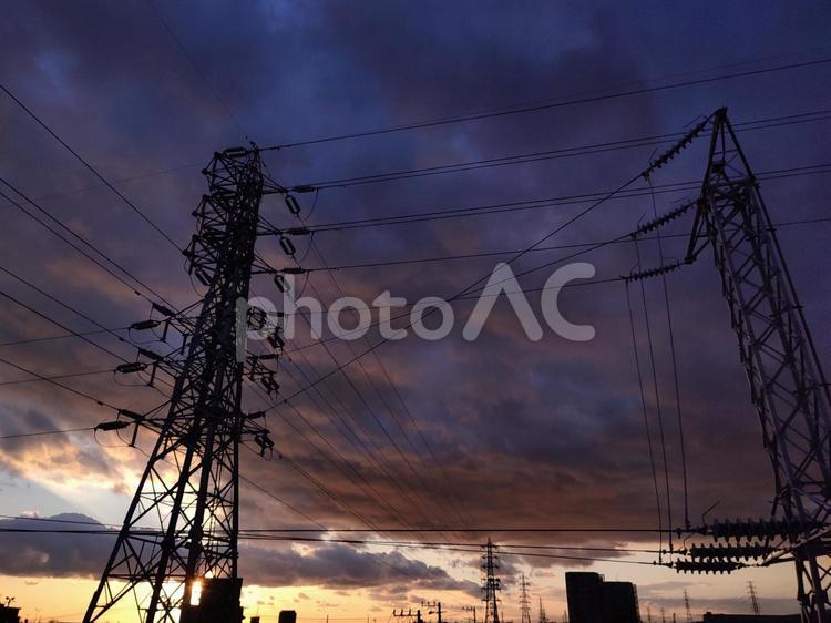 夕暮れと鉄塔２ 夕暮れ,鉄塔,送電塔の写真素材