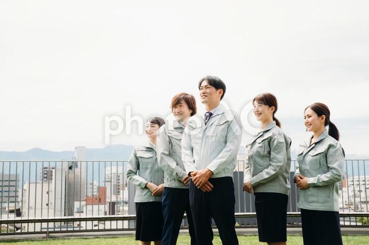 作業着をきた会社員（屋上・5人） 作業服,エンジニア,作業着の写真素材
