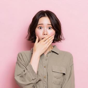 目を大きく見開いて驚く若い女性 目を大きく見開いて驚く若い女性の写真