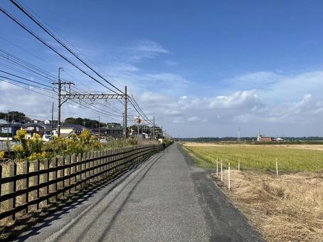 線路沿いの道風景（京成電鉄／佐倉） 線路沿い,道,道路の写真素材