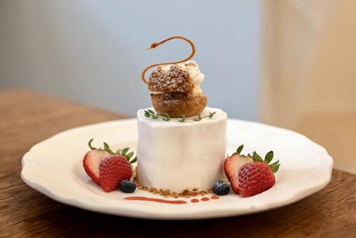 スワンと苺のショートケーキ ケーキ,いちご,シュークリームの写真素材