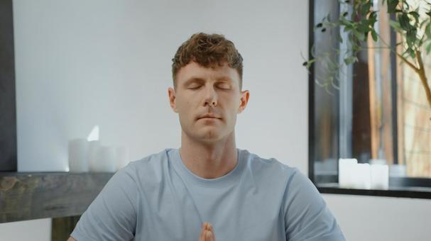 瞑想する男性 男性,外国人,欧米人の写真素材