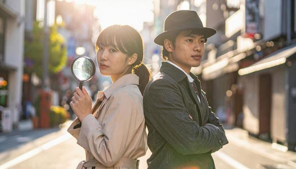 虫眼鏡を持って街中を歩くふたり組の探偵 虫眼鏡を持って街中を歩くふたり組の探偵の写真