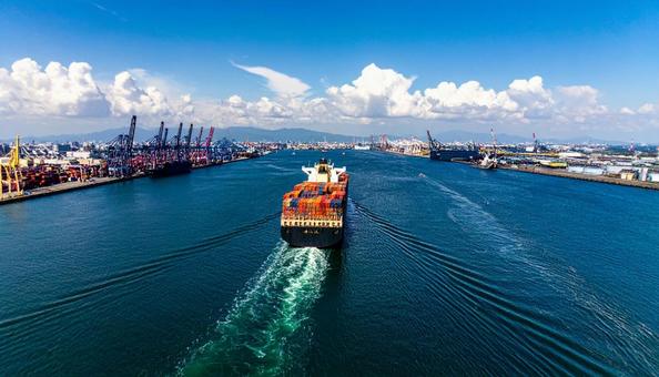 国際物流を担うコンテナ船 国際物流を担うコンテナ船の写真