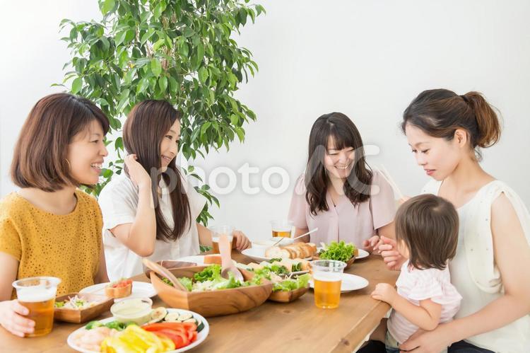 食事会をする女友達 女子会,食事会,笑顔の写真素材